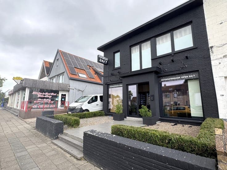 Trading house with vending shop, living accommodation, and