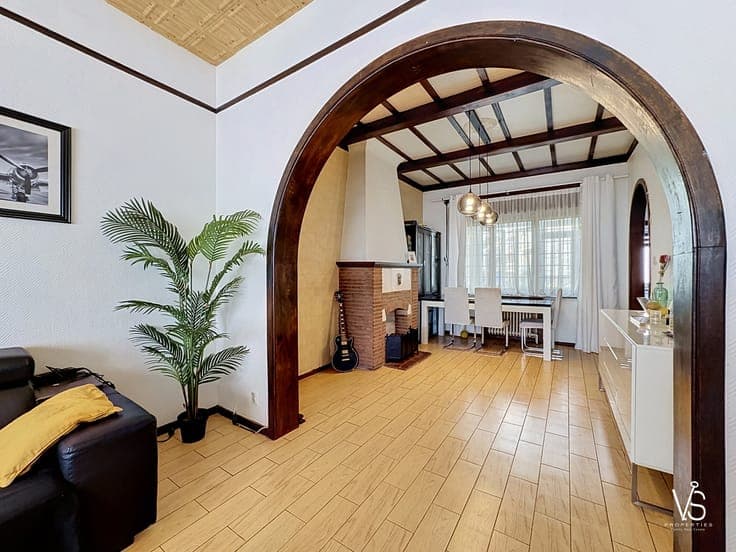 3-BEDROOM HOUSE TO REFRESH WITH LARGE GARAGE & TERRACE