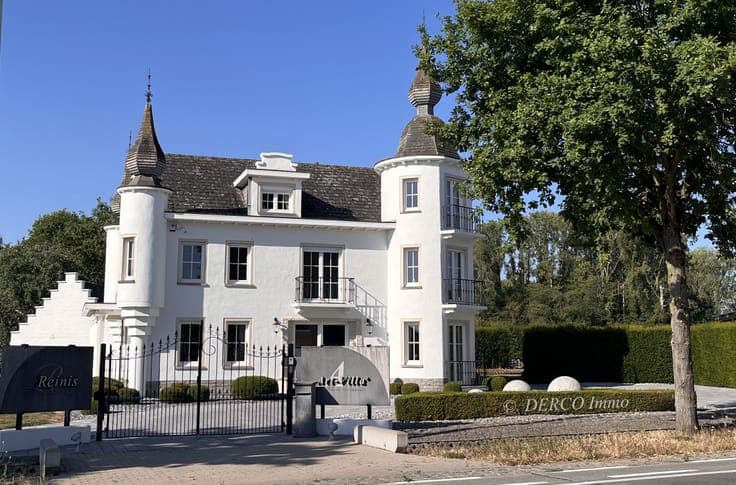 class villa (currently private residence, offices and flat)