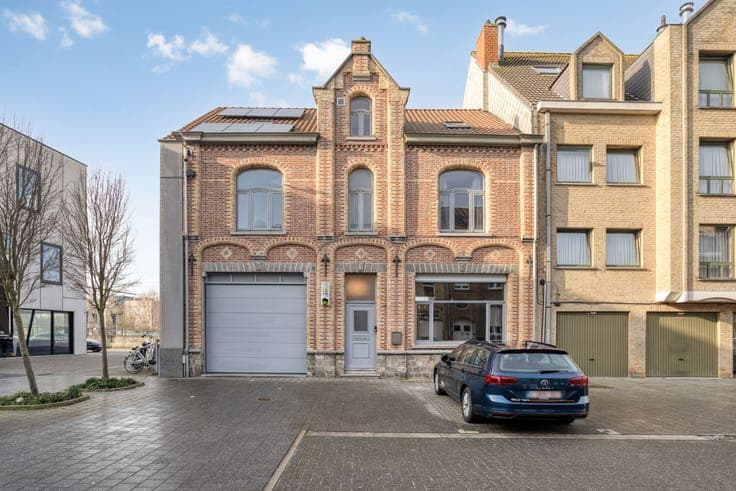 Karaktervolle halfopen herenwoning met 6 slaapkamers en t...
