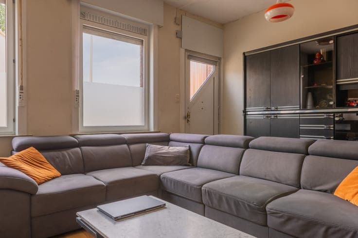 Halfopen woning op een perceel van 532 m² met ruime garag...
