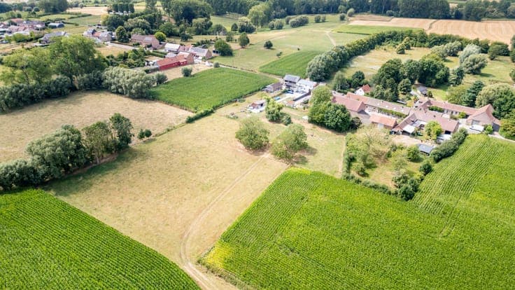 HERNE - Authentieke vierkantshoeve op 1,2 ha met grote loods