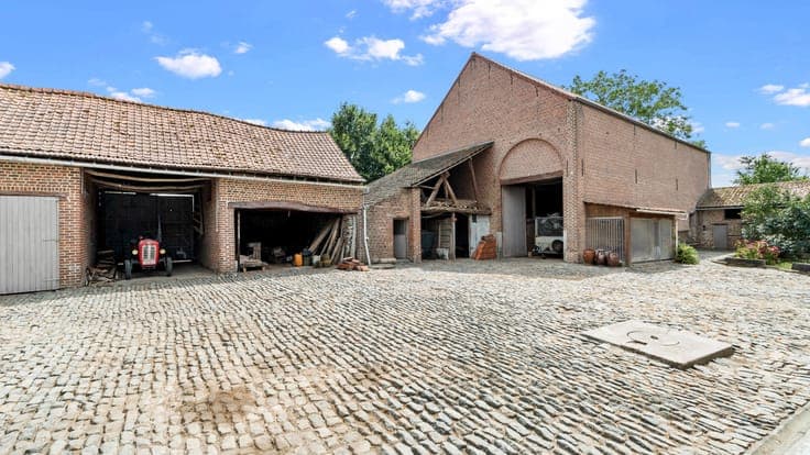HERNE - Authentieke vierkantshoeve op 1,2 ha met grote loods