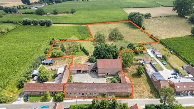 HERNE - Authentieke vierkantshoeve op 1,2 ha met grote loods