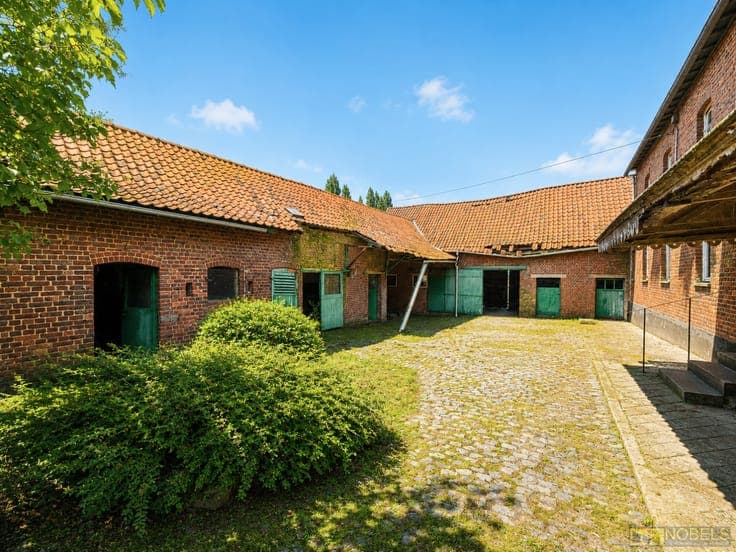 Te koop, authentieke vierkantshoeve met knechtenhuisje op...