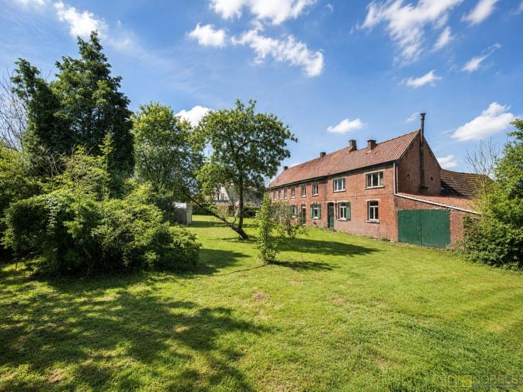 Te koop, authentieke vierkantshoeve met knechtenhuisje op...