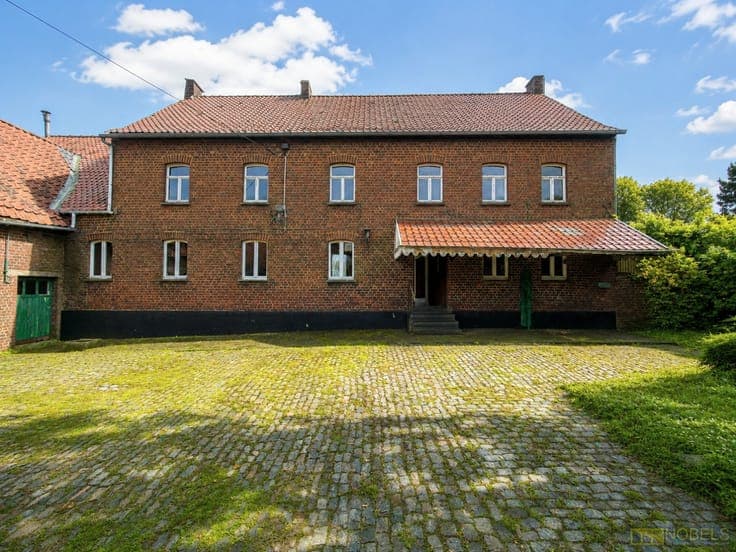 Te koop, authentieke vierkantshoeve met knechtenhuisje op...