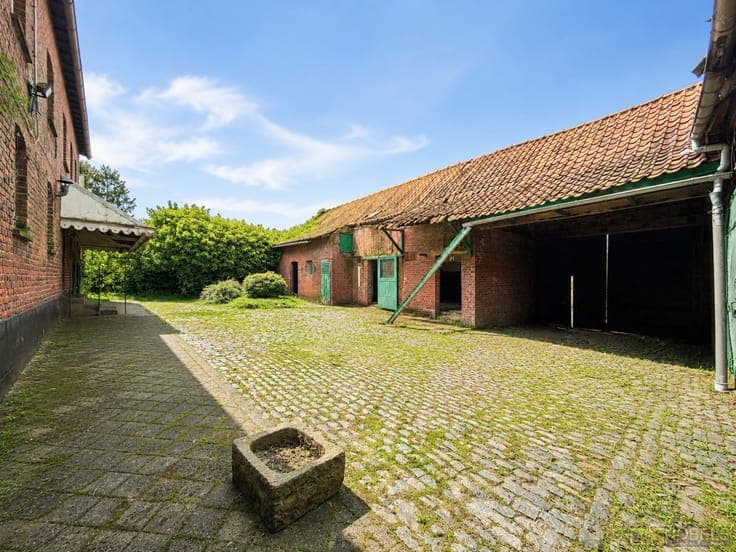 Te koop, authentieke vierkantshoeve met knechtenhuisje op...
