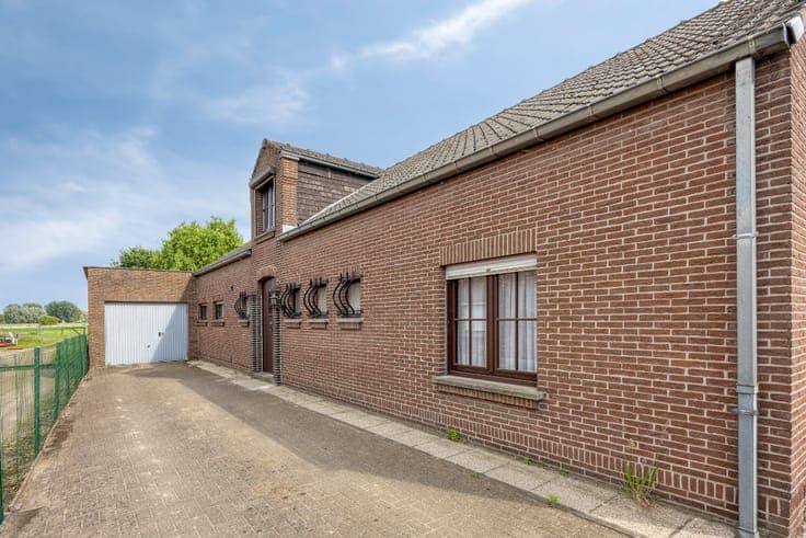 Open bebouwing met ruime tuin en uitzicht op groen