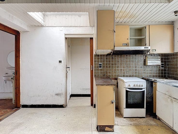 Spacious 5-bedroom house in need of refurbishment in Ans