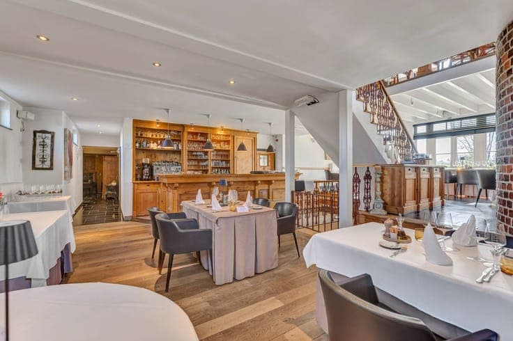 Exclusive and versatile commercial property with home in Goo