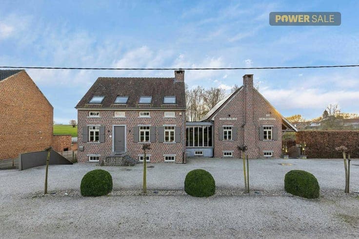 Exclusive and versatile commercial property with home in Goo