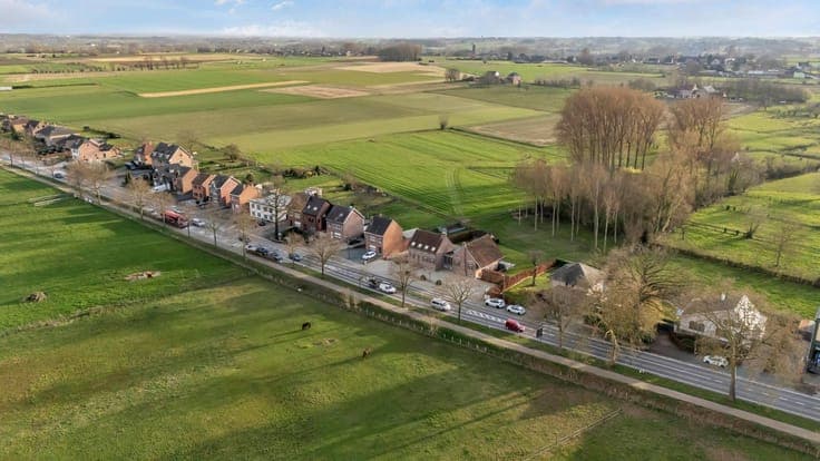 Exclusive and versatile commercial property with home in Goo