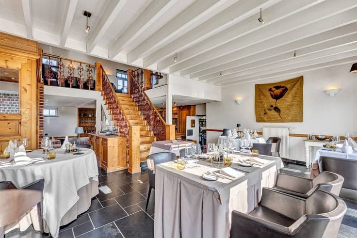 Exclusive and versatile commercial property with home in Goo