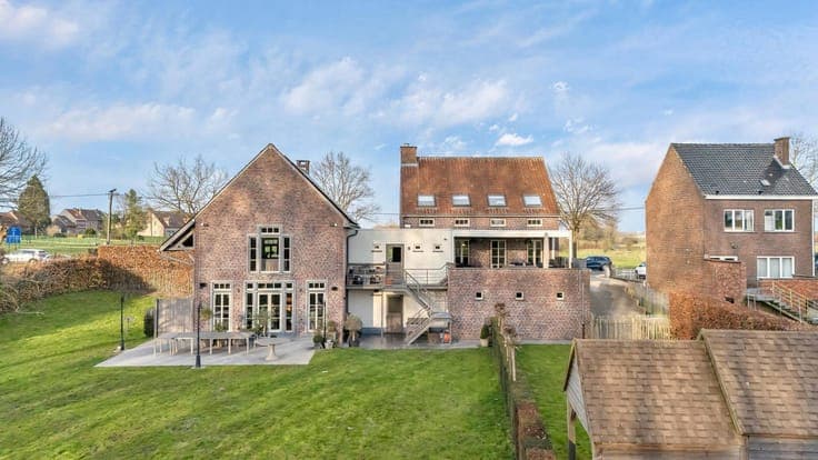 Exclusive and versatile commercial property with home in Goo