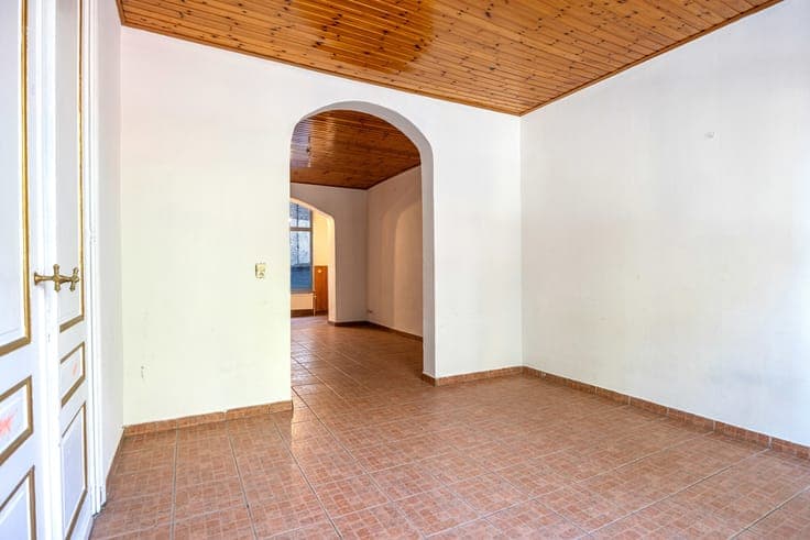 Investment property comprising 3 registered apartments