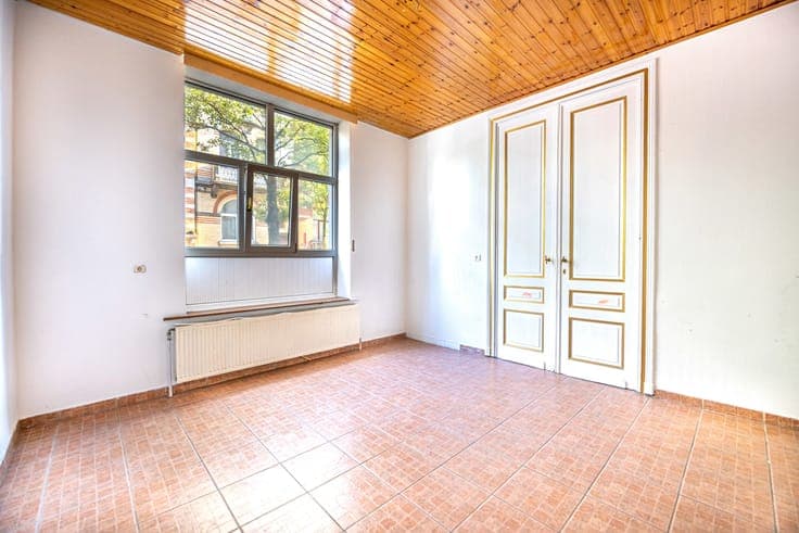 Investment property comprising 3 registered apartments
