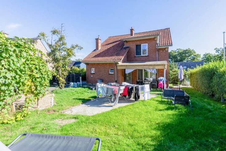 Voormalige hofstede met stallingen op perceel van 3016 m²...