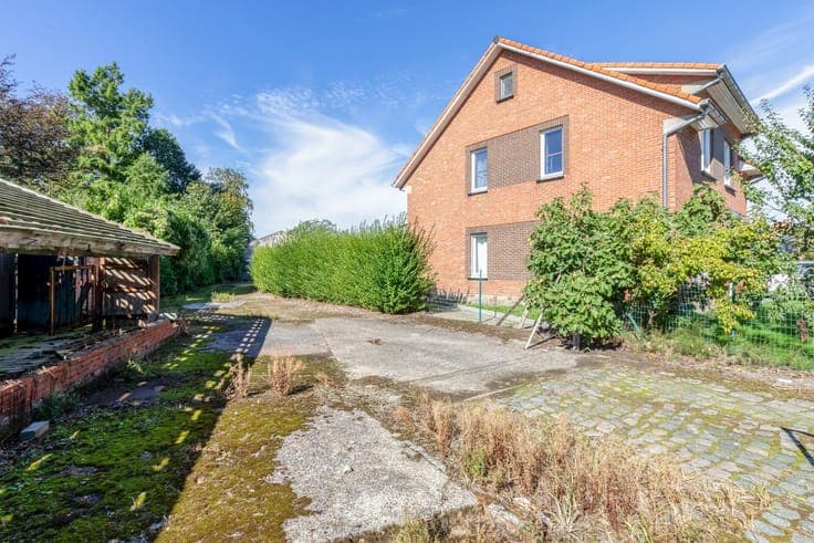 Voormalige hofstede met stallingen op perceel van 3016 m²...