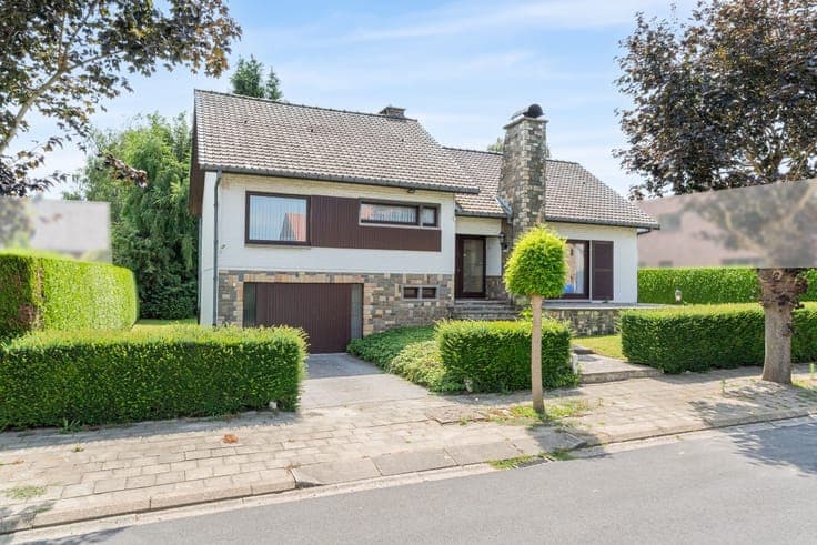 Spacious villa with southeast-facing garden