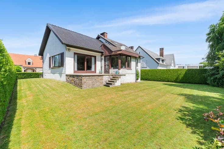 Spacious villa with southeast-facing garden