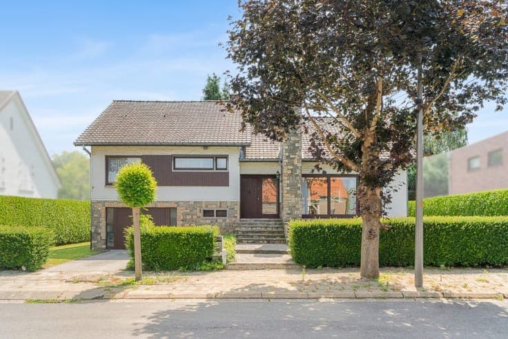 Spacious villa with southeast-facing garden