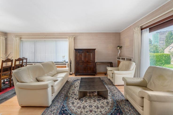 Spacious villa with southeast-facing garden