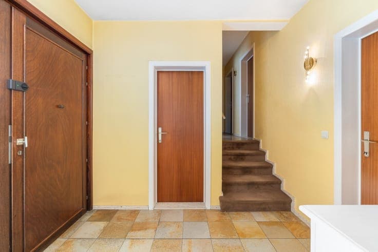 Spacious villa with southeast-facing garden