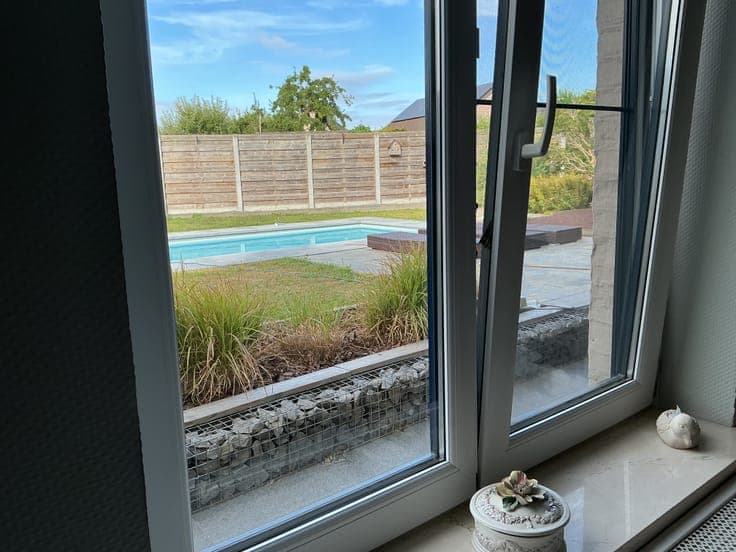Compact and comfortable house with pool and solar panels