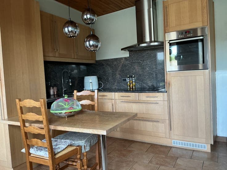 Compact and comfortable house with pool and solar panels