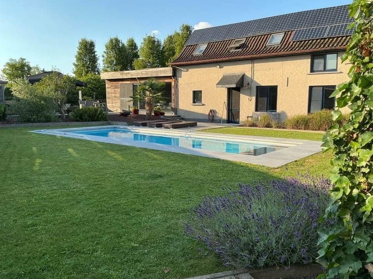 Compact and comfortable house with pool and solar panels