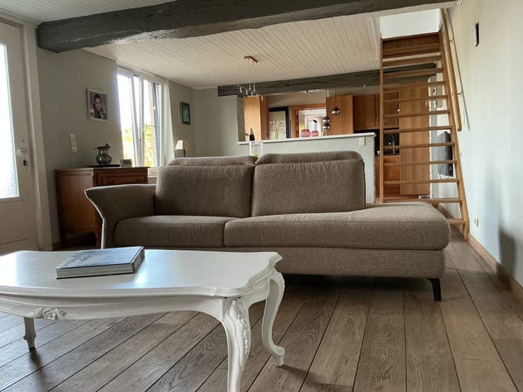 Compact and comfortable house with pool and solar panels