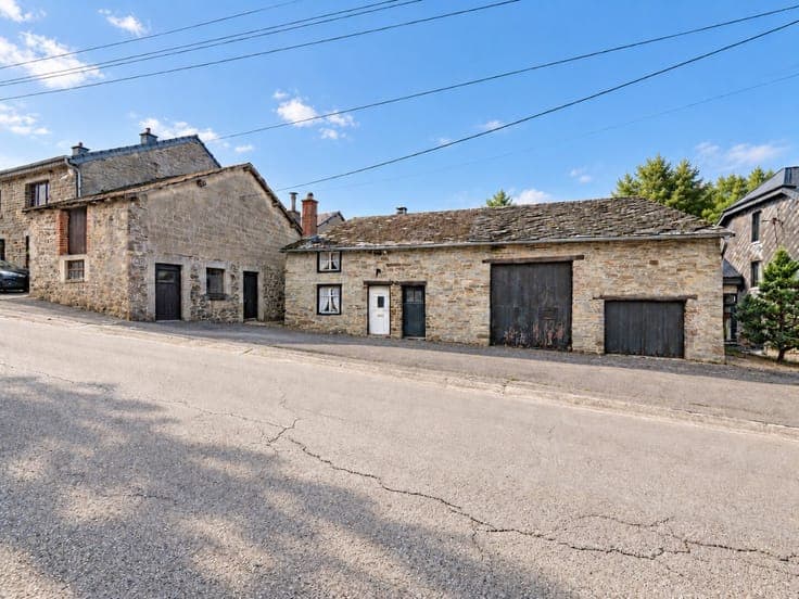 Detached house to renovate with outbuildings - Manhay