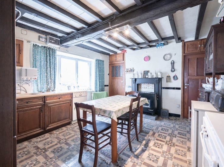 Detached house to renovate with outbuildings - Manhay