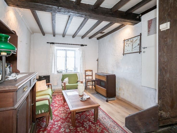 Detached house to renovate with outbuildings - Manhay