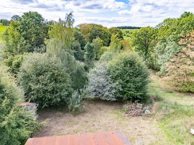 Detached house to renovate with outbuildings - Manhay
