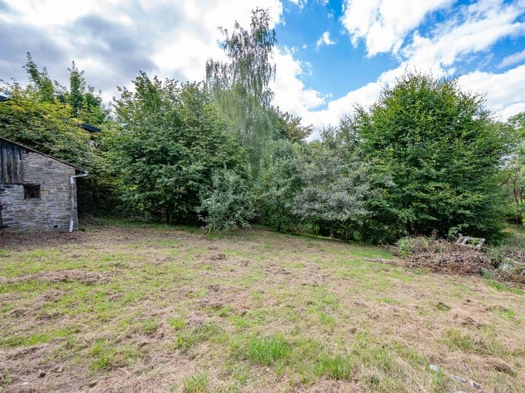 Detached house to renovate with outbuildings - Manhay