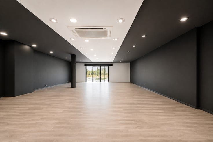 Versatile retail property with warehouse in a prime commerci
