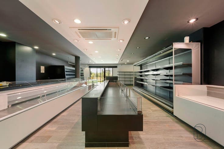 Versatile retail property with warehouse in a prime commerci