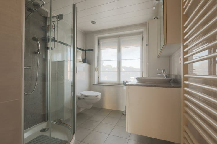 Centraal en toch rustig gelegen woning met tuin, garage e...
