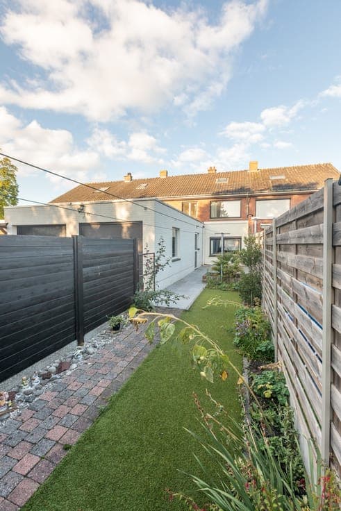 Centraal en toch rustig gelegen woning met tuin, garage e...