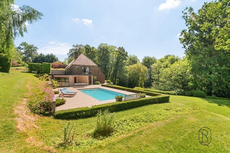 Timeless villa set on an exceptional plot of over 1 hectare