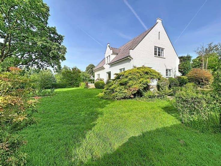 Superb bright and spacious family villa. Open view - South