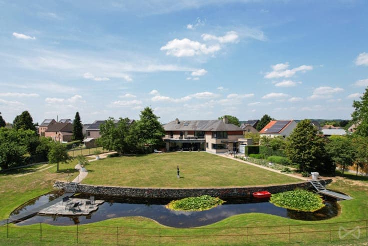 Exceptional villa with a view of nature.