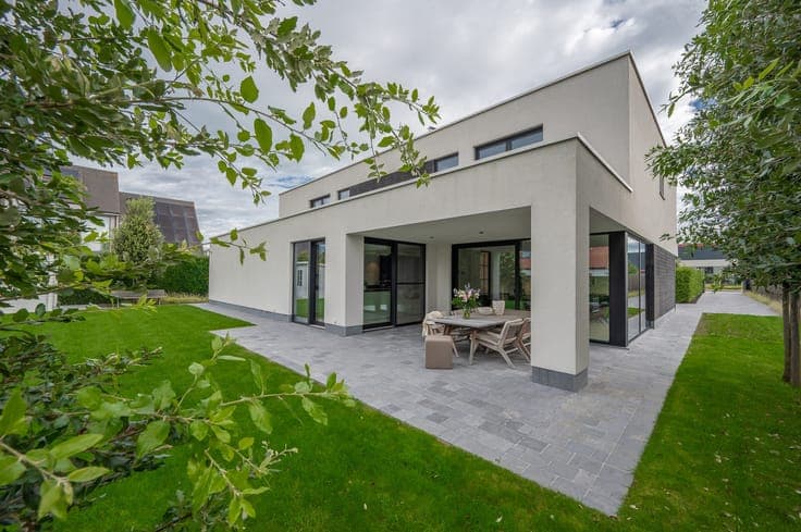 Recente alleenstaande villa centraal gelegen vlakbij het ...