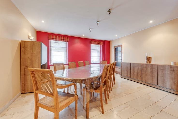Charming 3-bedroom house with garden and garage