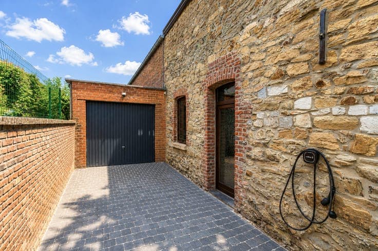 Charming 3-bedroom house with garden and garage