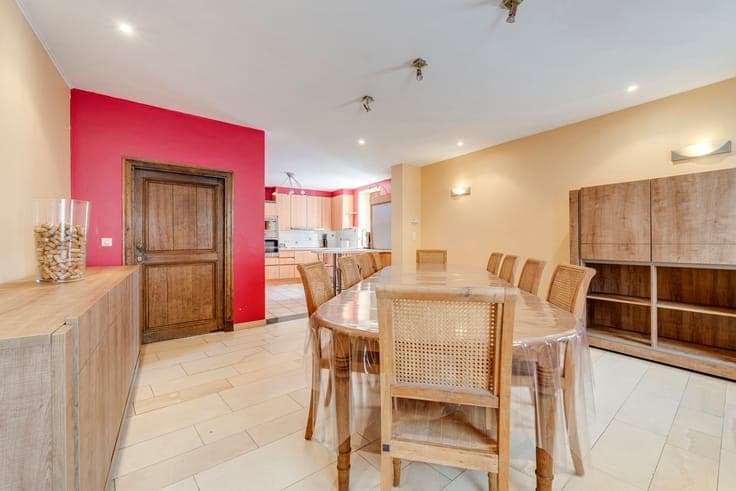 Charming 3-bedroom house with garden and garage