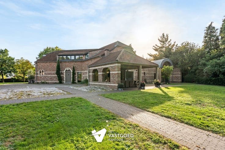 PRACHTIGE AUTHENTIEKE VILLA (585M²) MET BINNENZWEMBAD EN ZWE