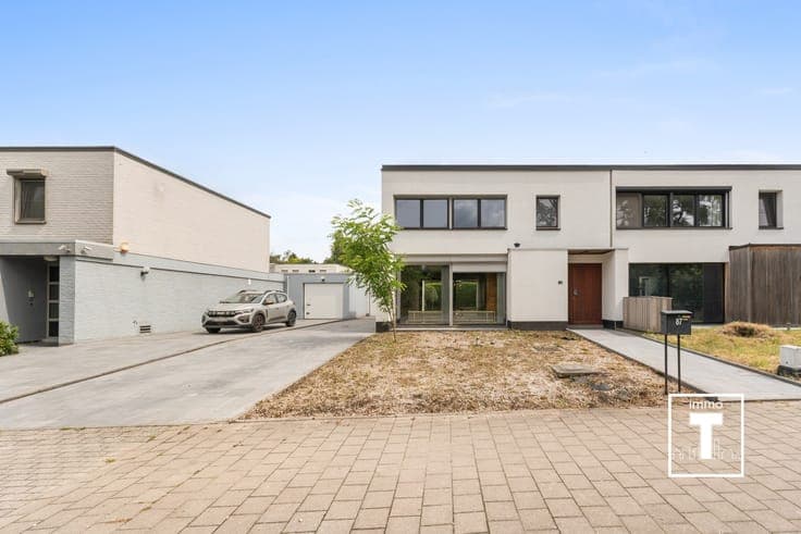 Goed gelegen halfopen bebouwing met garage!
